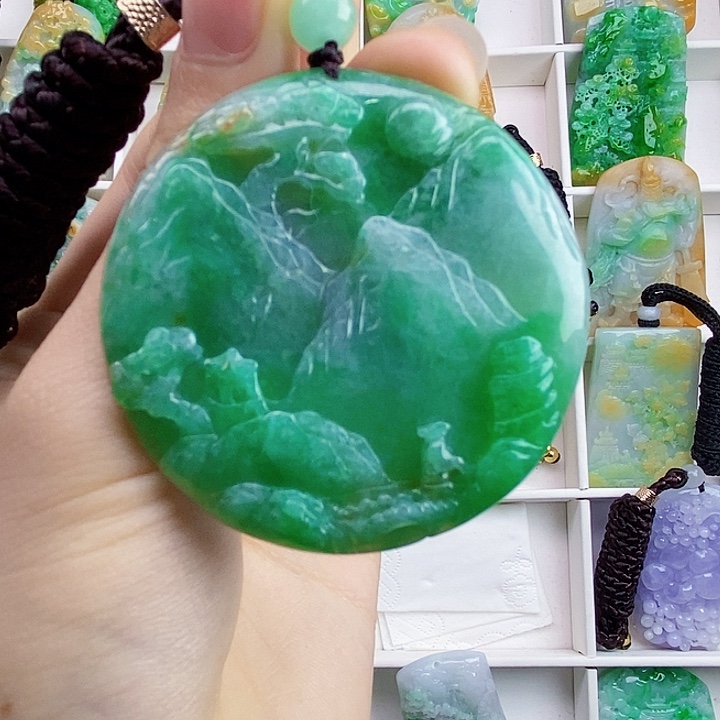 颈饰未镶嵌翡翠花****?翡翠