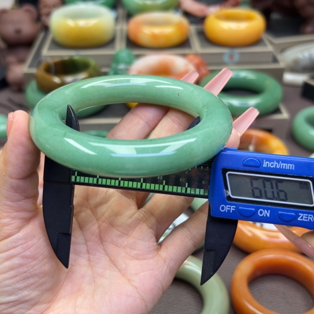 未镶嵌手镯石英岩玉