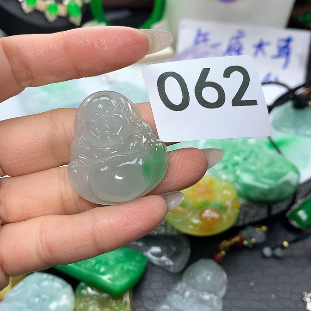 翡翠吊坠(赠链)未镶嵌