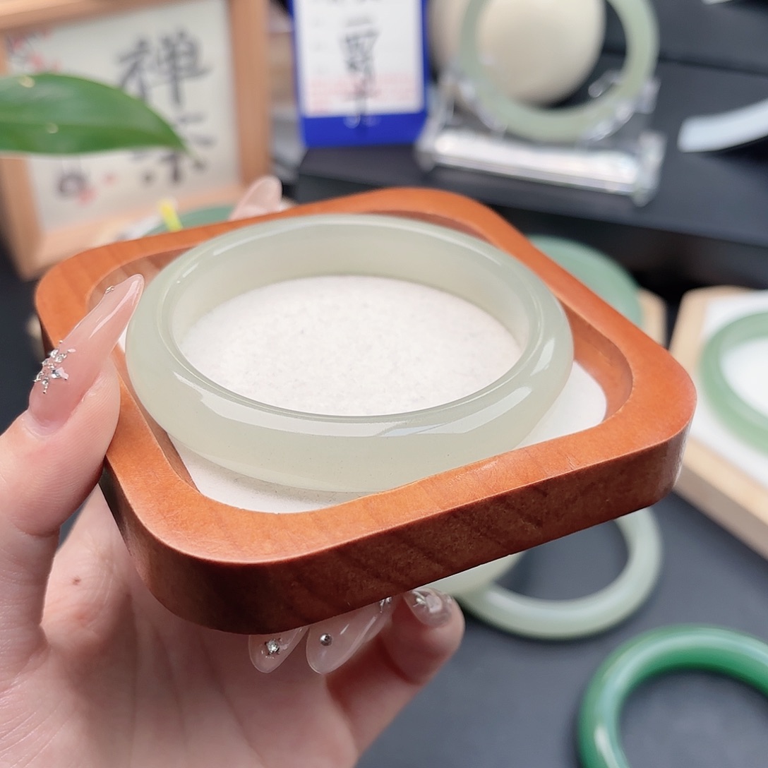 石英质玉未镶嵌手镯