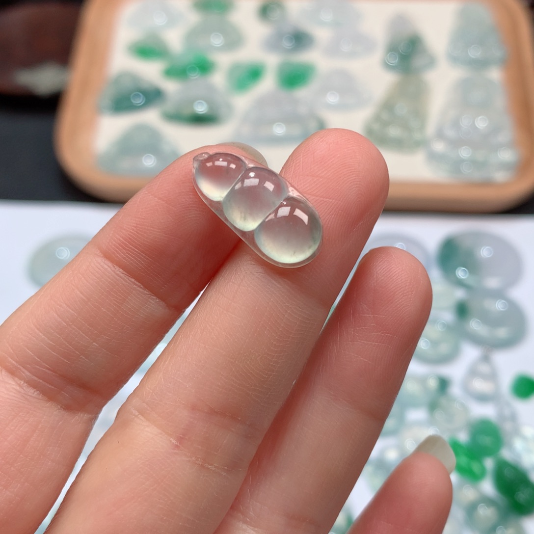 翡翠未镶嵌颈饰高冰豆子