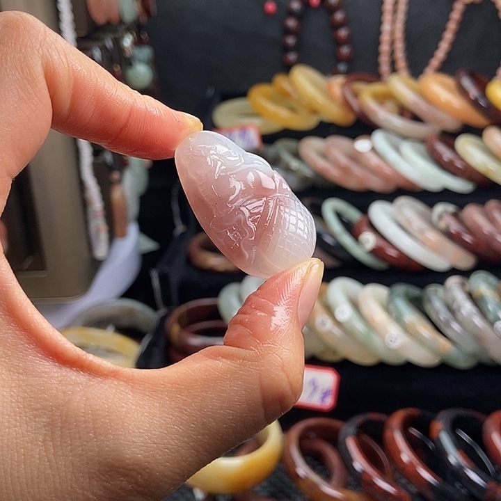 銎***嗨石英质玉未镶嵌颈饰