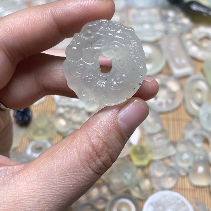 蛇纹石玉颈饰未镶嵌