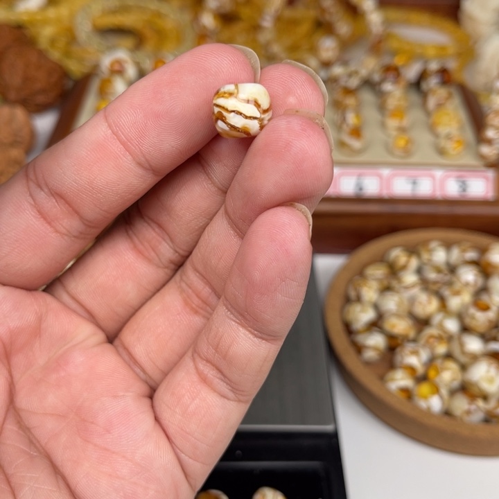 琥珀裸石未镶嵌m****夫13号