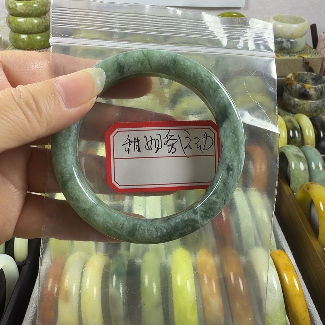 甜****蛇纹石玉未镶嵌手镯