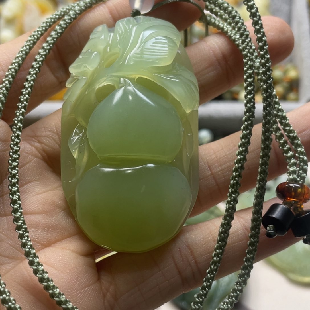 蛇纹石玉颈饰未镶嵌