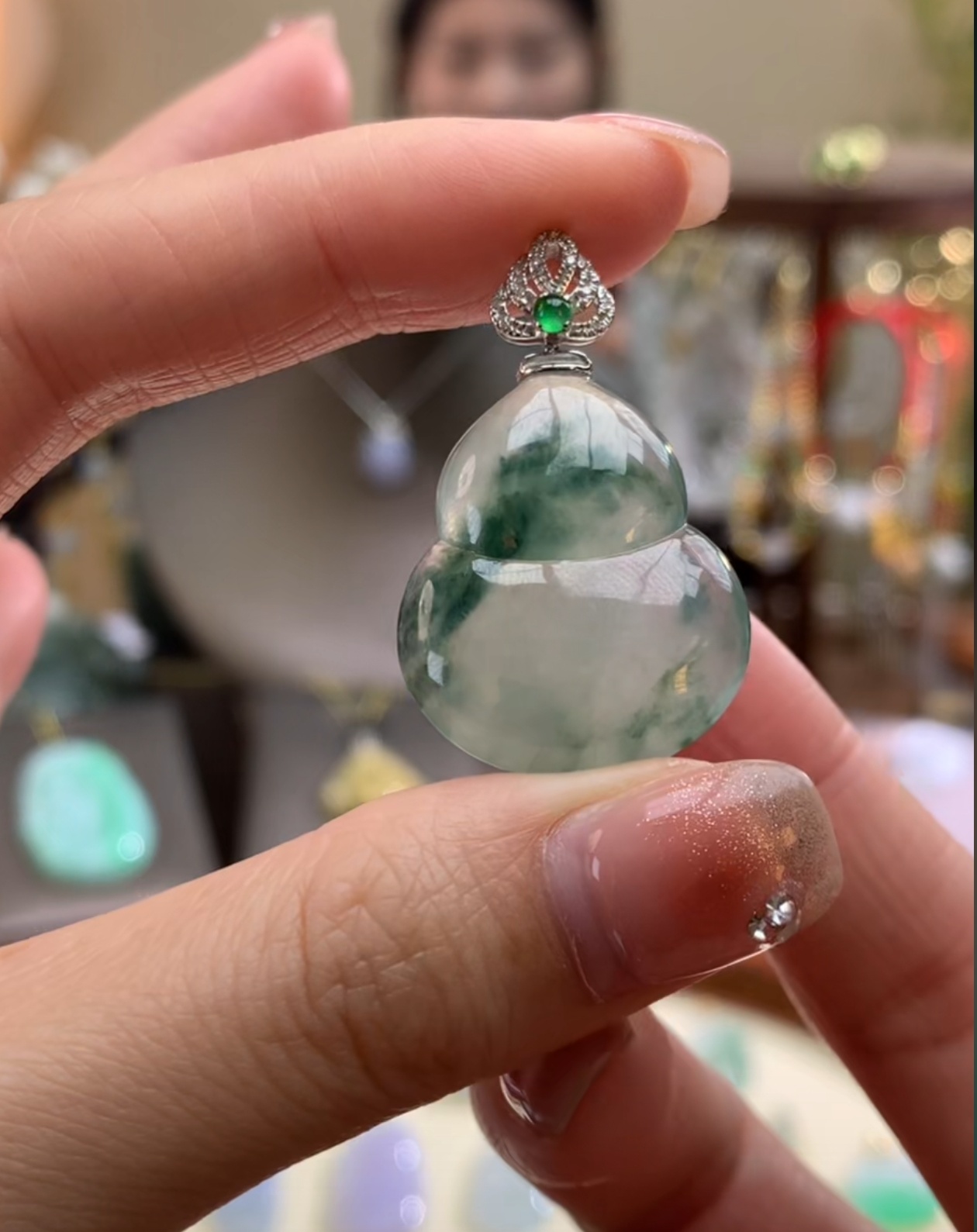 天然A货翡翠吊坠