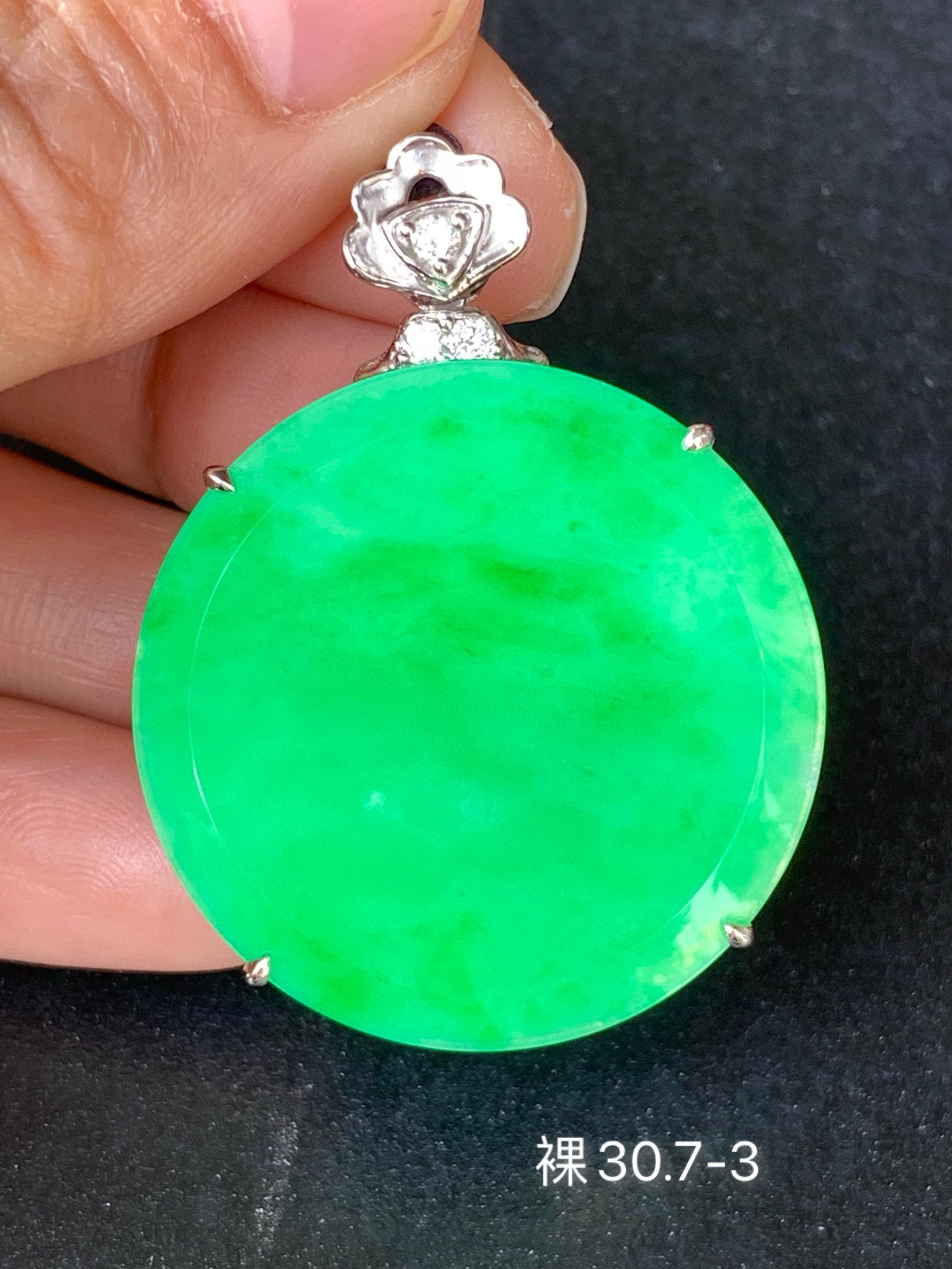 满绿圆牌翡翠吊坠 颜色阳 水润光泽 镶嵌精致简约