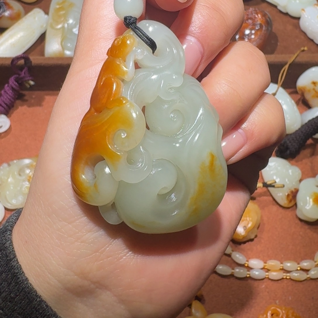 和田玉挂件18K金镶嵌艺