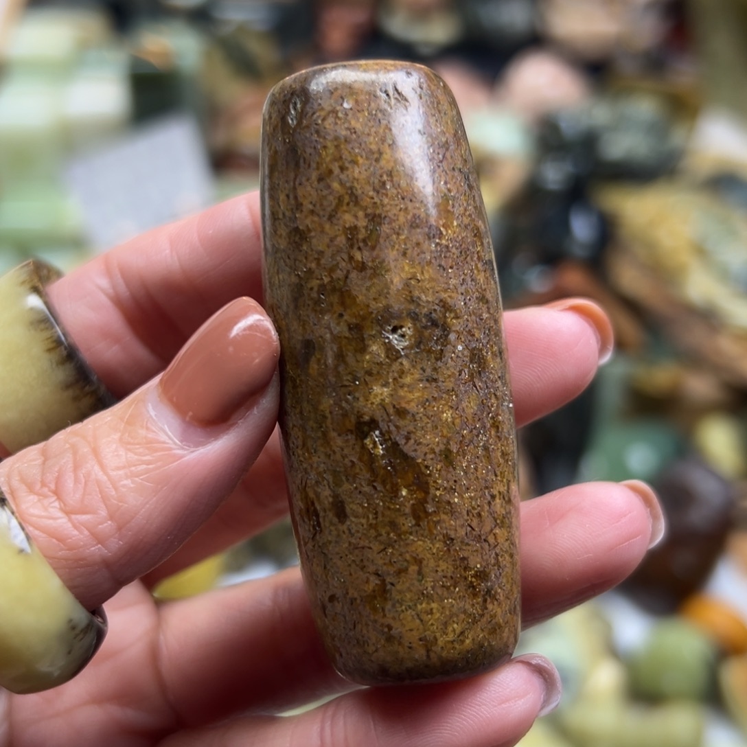 岫岩河磨玉（透闪石质玉）未镶嵌颈饰河磨玉勒子有皮坑