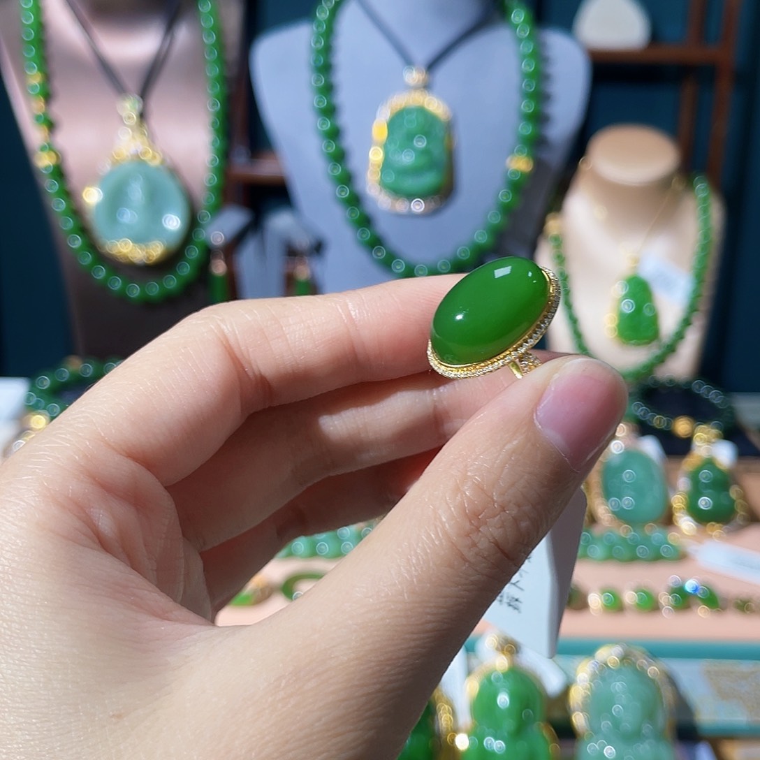 和田玉戒指18K金镶嵌鲍**一