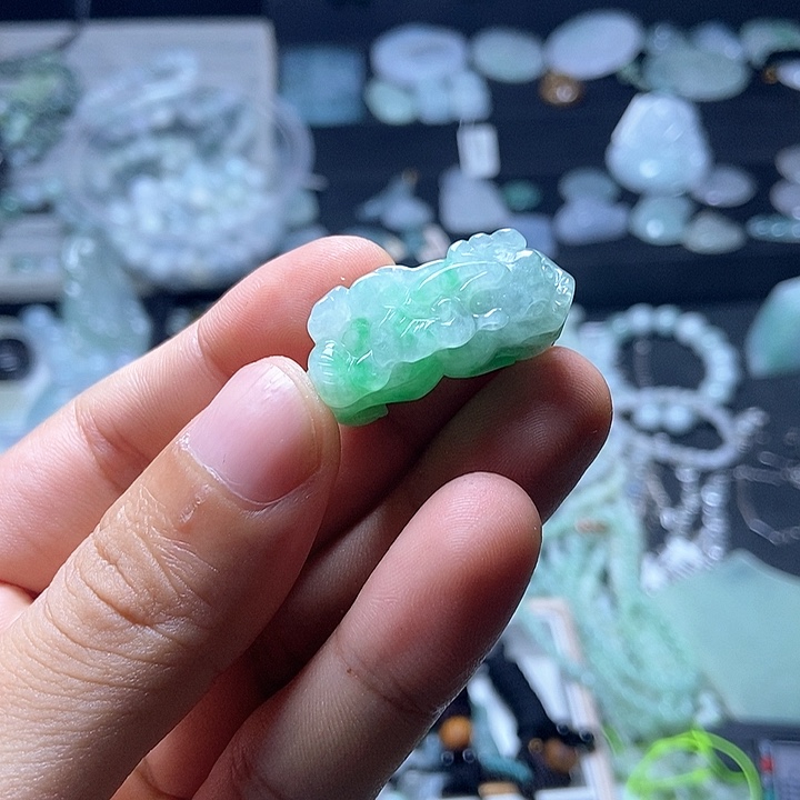 翡翠未镶嵌颈饰貔貅