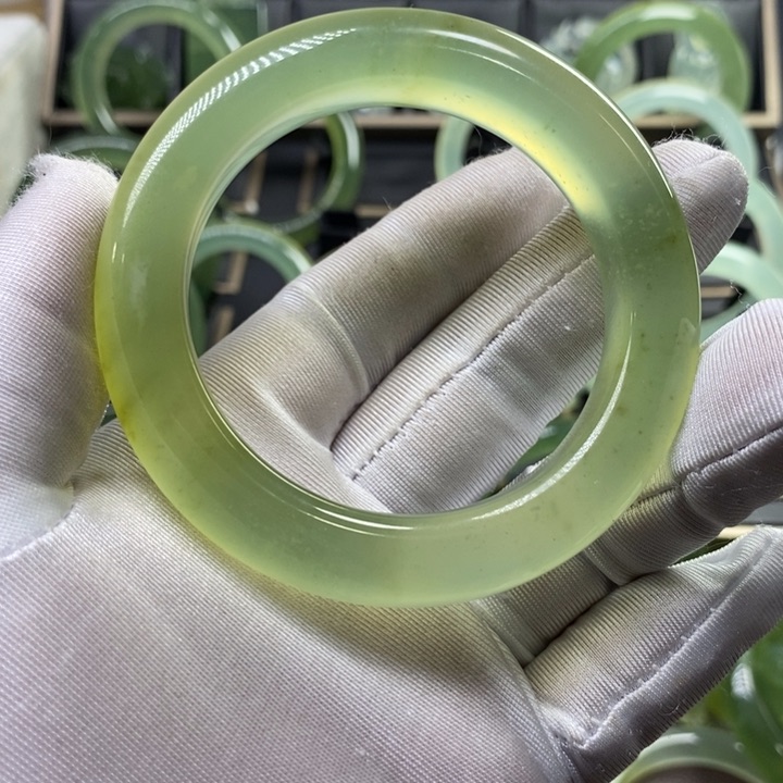 蛇纹石玉手镯未镶嵌?****士