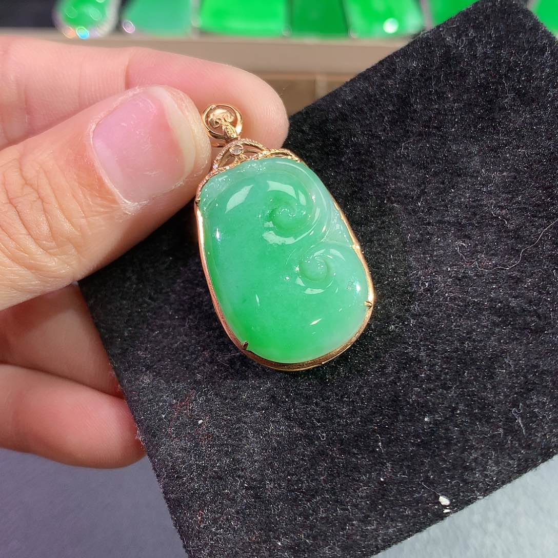 翡翠吊坠(赠链)18K金镶嵌