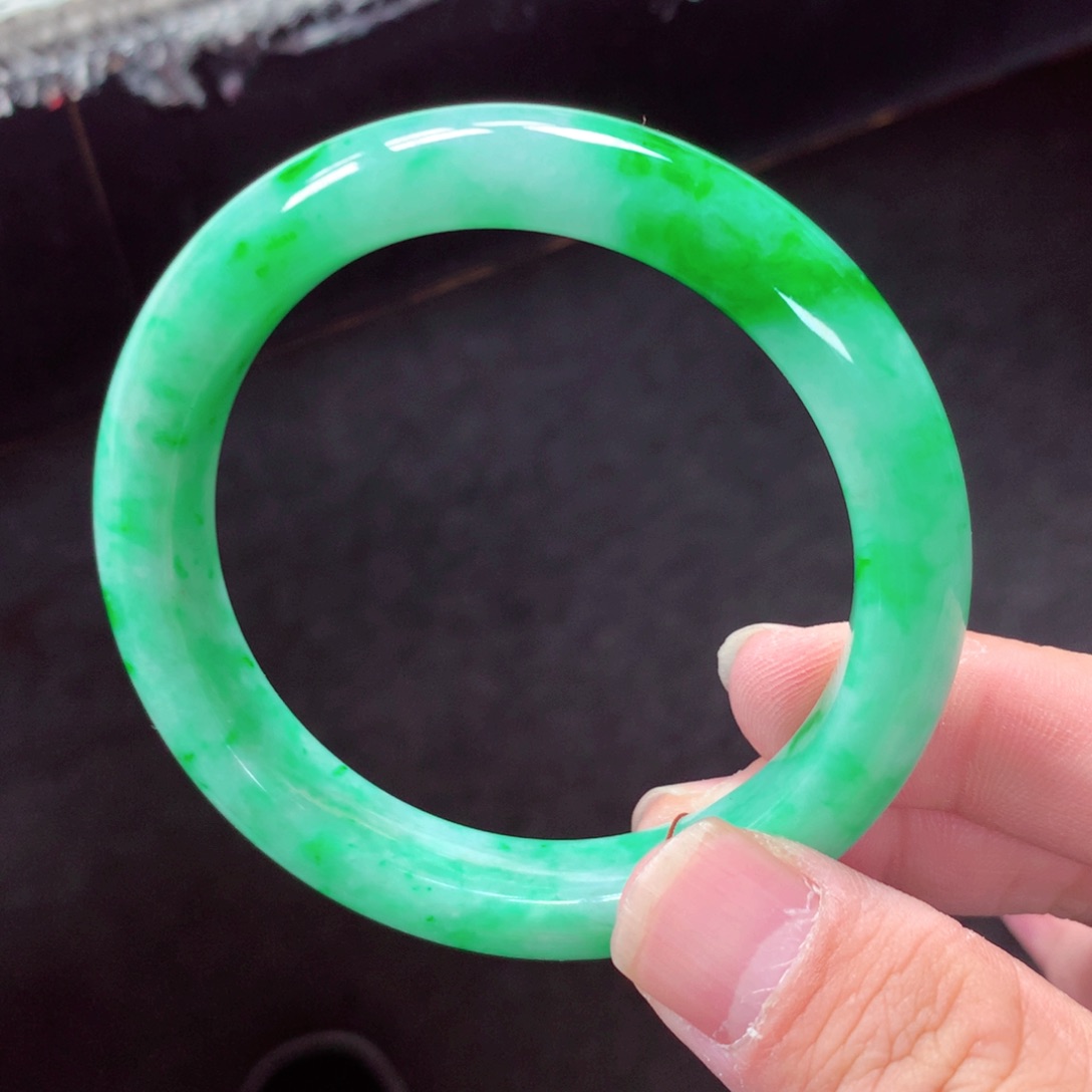 翡翠手镯未镶嵌缅甸