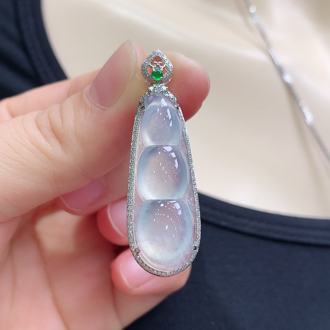 翡翠18K金镶嵌颈饰福豆