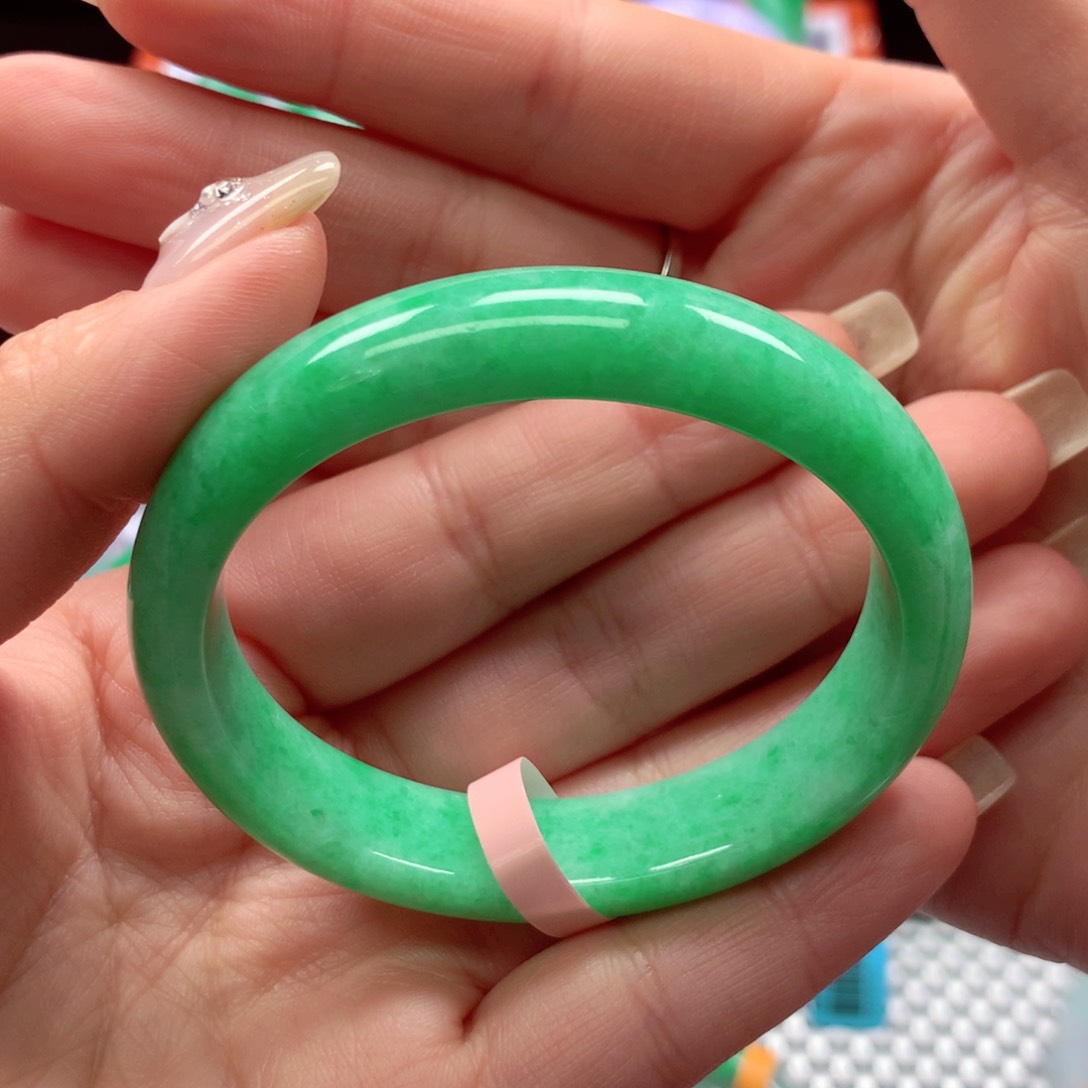 翡翠手镯未镶嵌翡翠