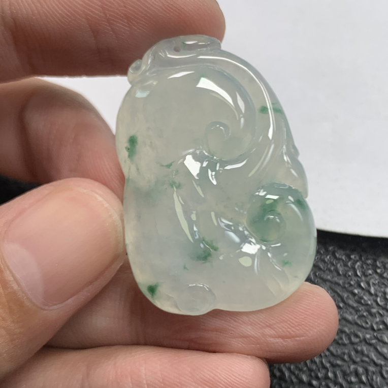 天然缅料a货翡翠飘绿花如意 35.7×23.6×5.9mm