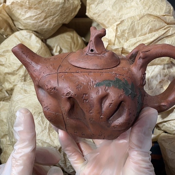 紫砂茶壶原矿泥料，手工制作的一把紫砂壶。