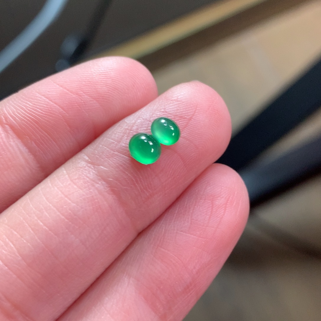 翡翠未镶嵌颈饰木纳绿蛋