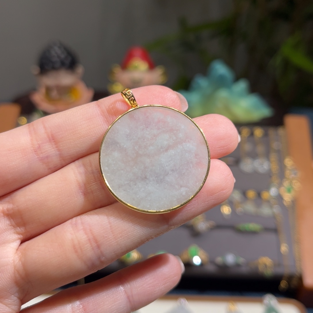 翡翠吊坠(不含链)18K金镶嵌冰种雪花棉圆牌