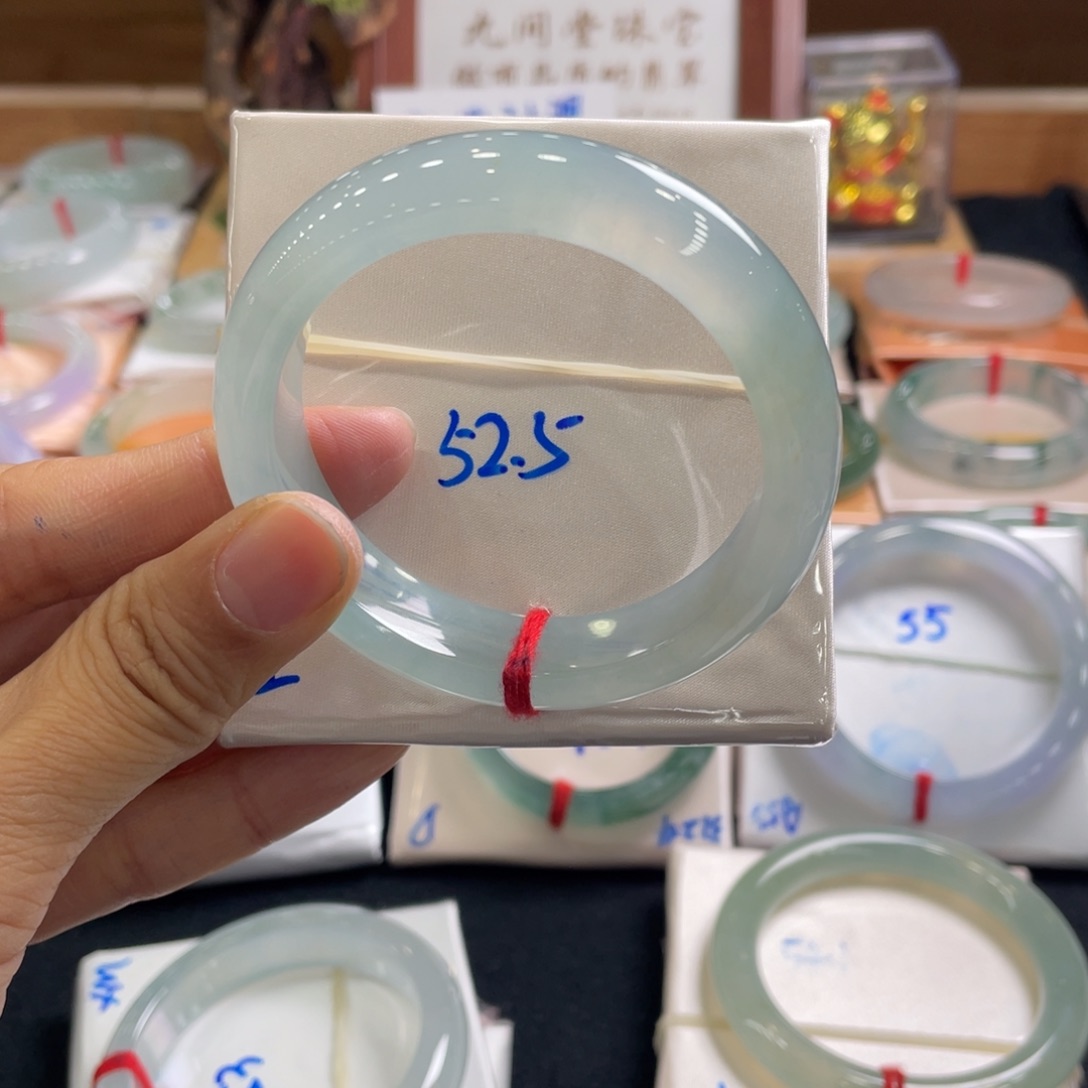 翡翠手镯未镶嵌小**?52.5