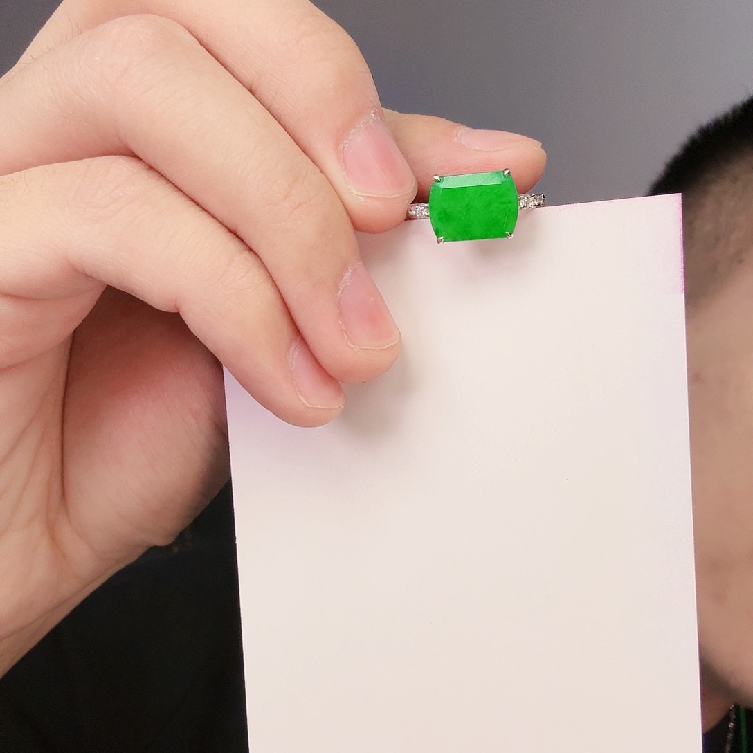 翡翠颈饰18K金镶嵌源*宝一件