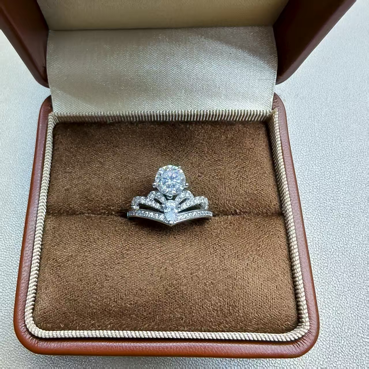    【南非婚戒】带包装 初旭皇冠天花板1克拉戒指.H