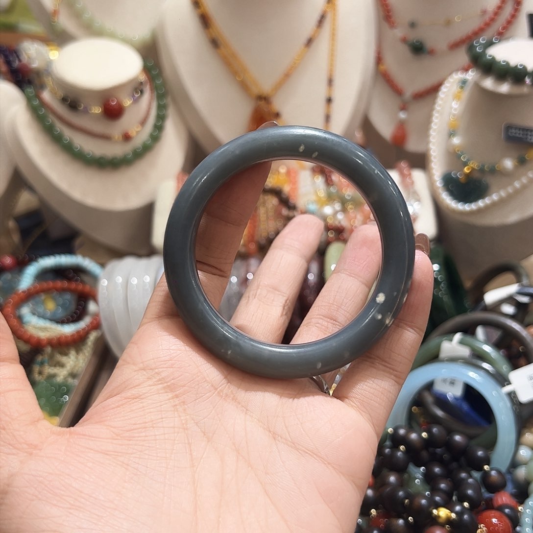 未镶嵌手镯和田玉咖**+