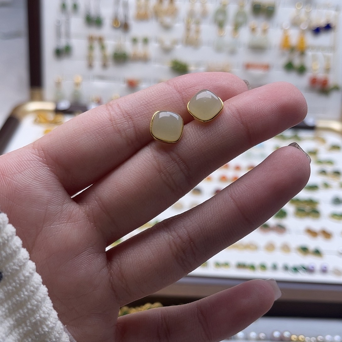 未镶嵌和田玉耳饰