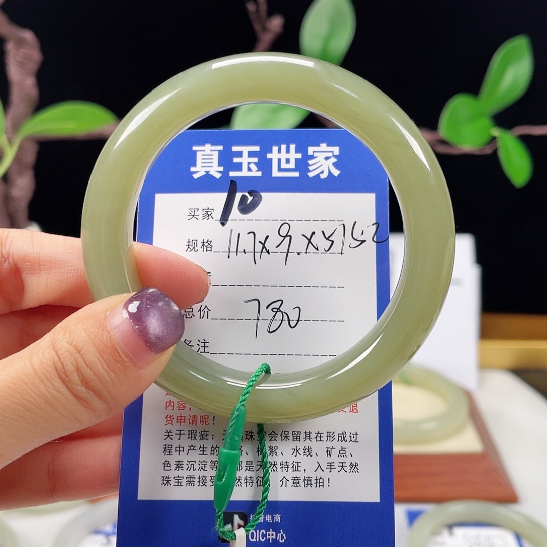 和田玉未镶嵌手镯