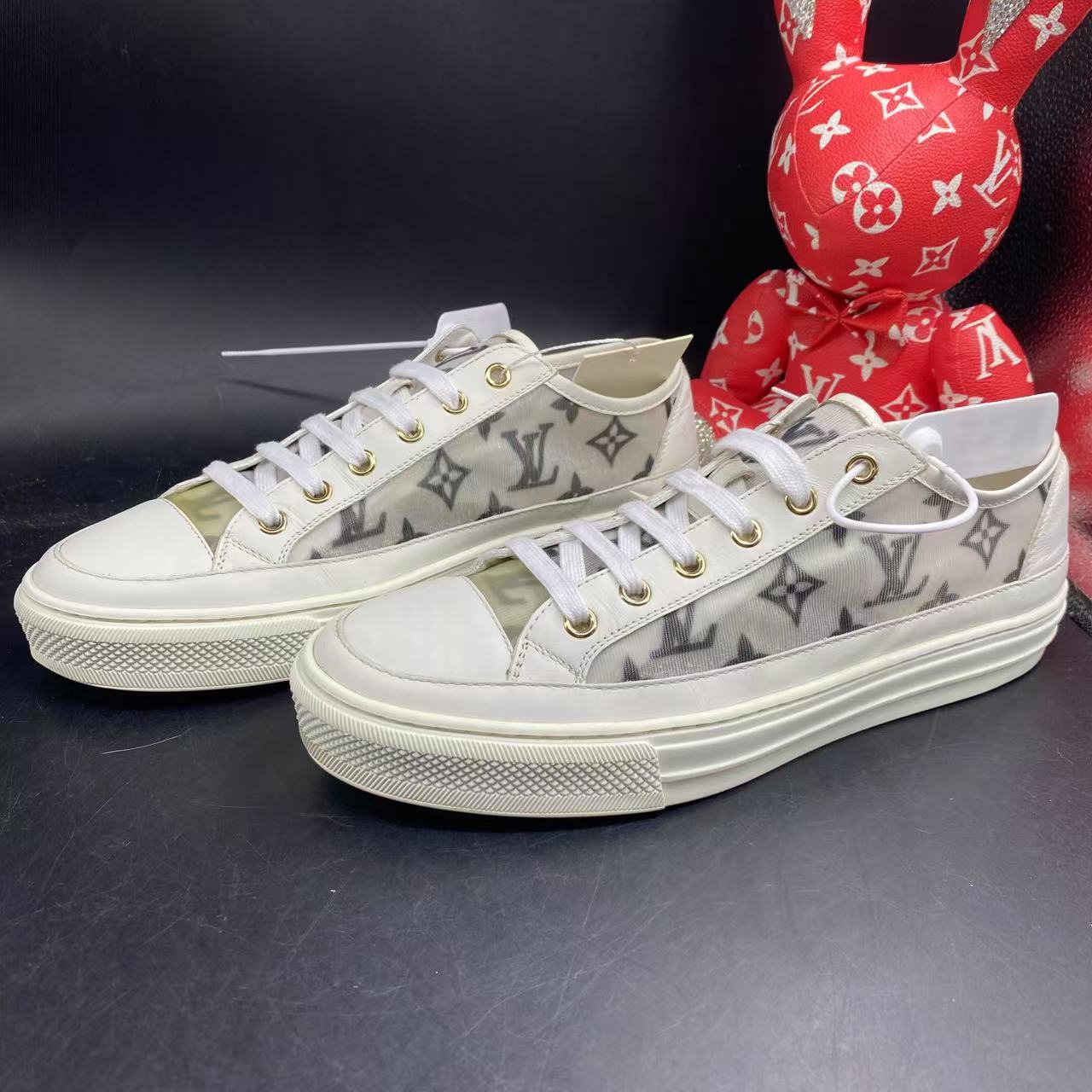 95新 LouisVuitton/路易威登 时尚黑白镂空老花板鞋39欧码kke176