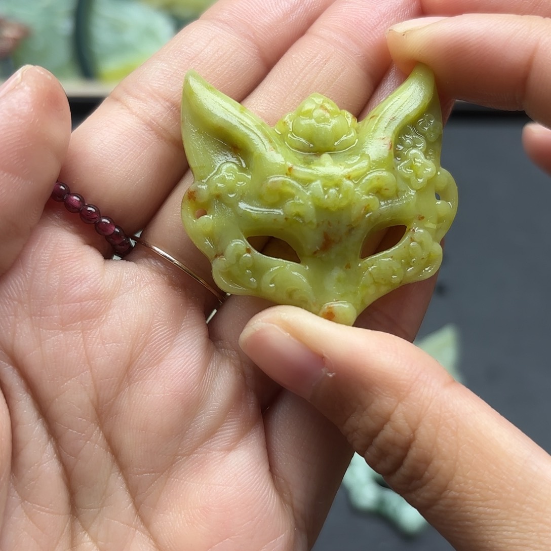 蛇纹石玉未镶嵌颈饰