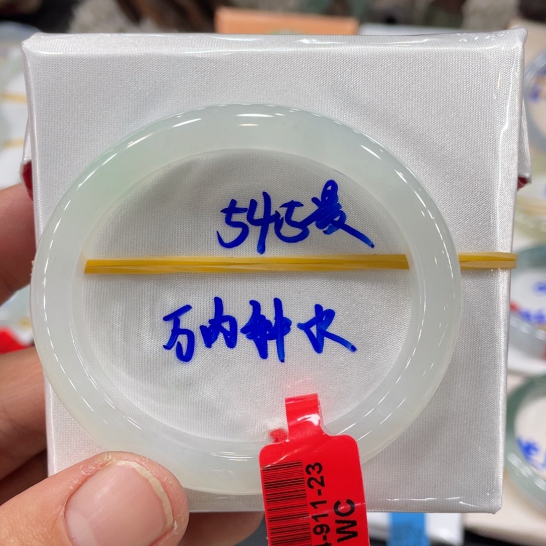 翡翠手镯未镶嵌翡翠