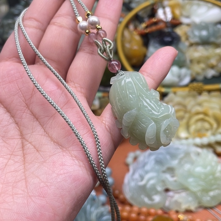 蛇纹石玉吊坠合金