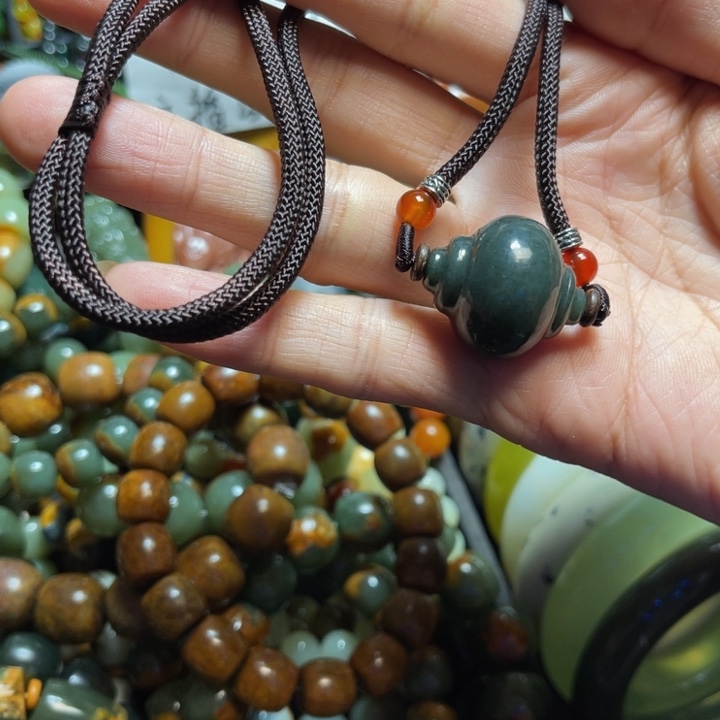 未镶嵌岫岩河磨玉（透闪石质玉）手链