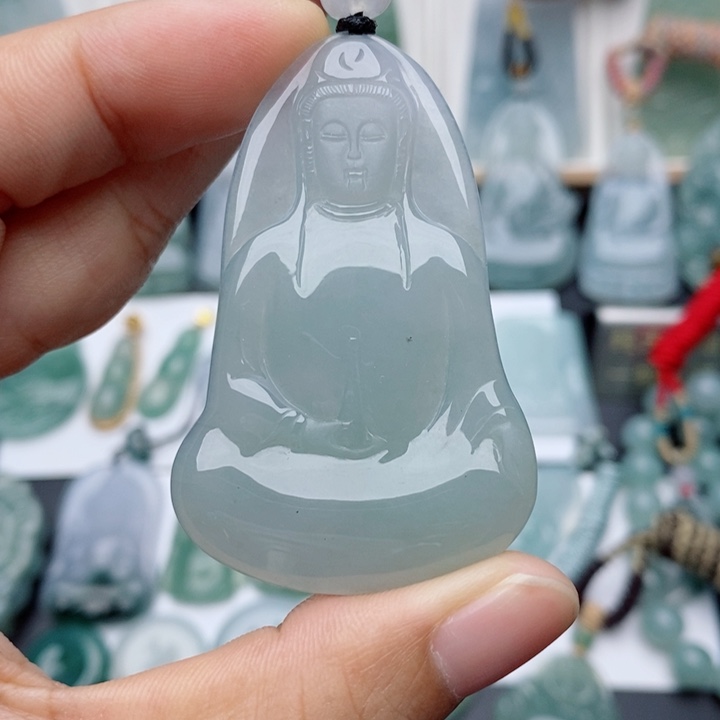 云***山翡翠未镶嵌颈饰素衣