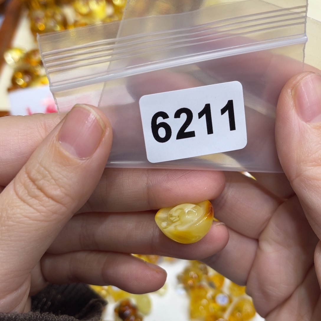 琥珀珠宝奇石未镶嵌