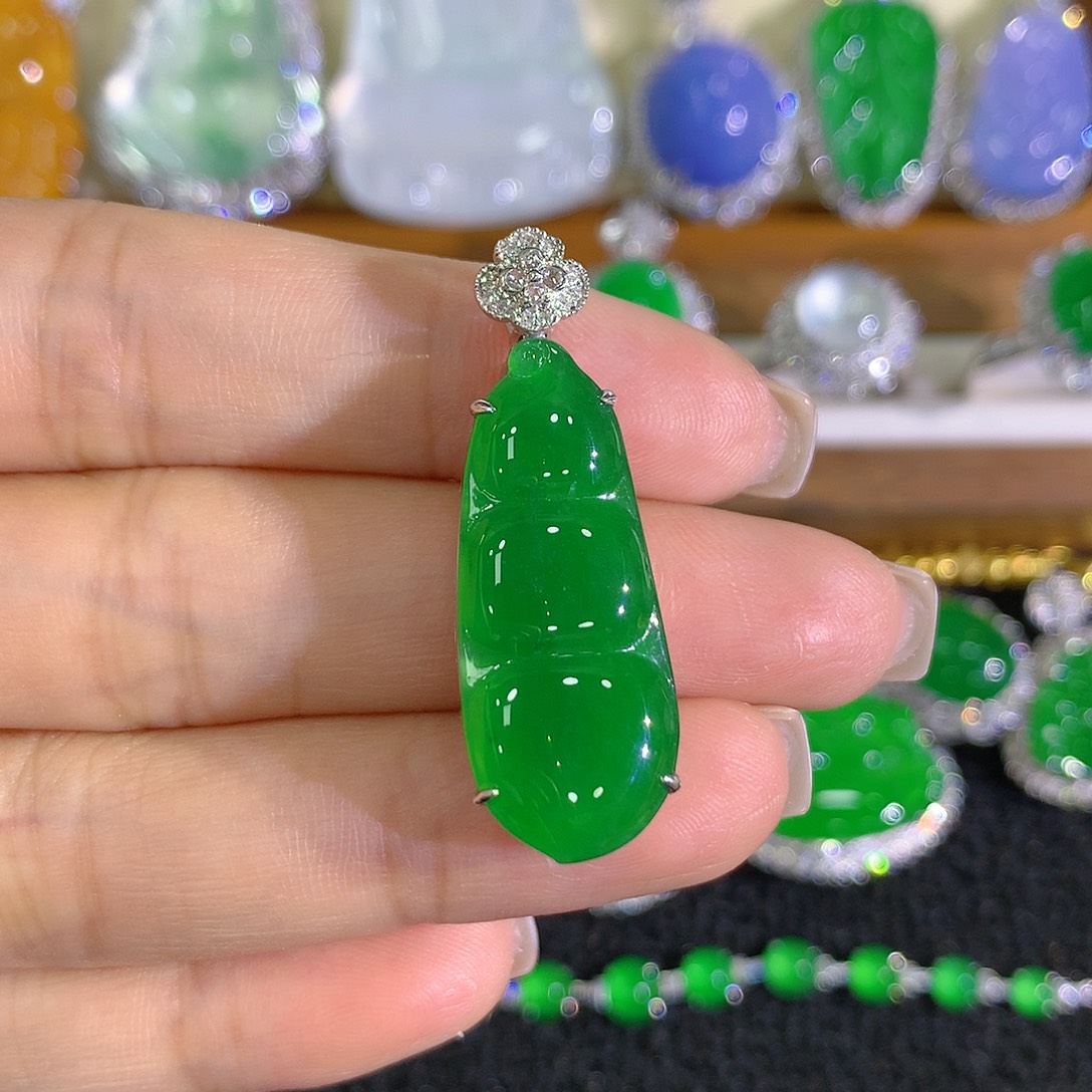 翡翠18K金镶嵌颈饰豆子