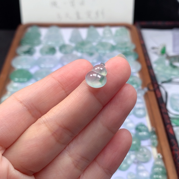 颈饰未镶嵌翡翠冰种飘花葫芦