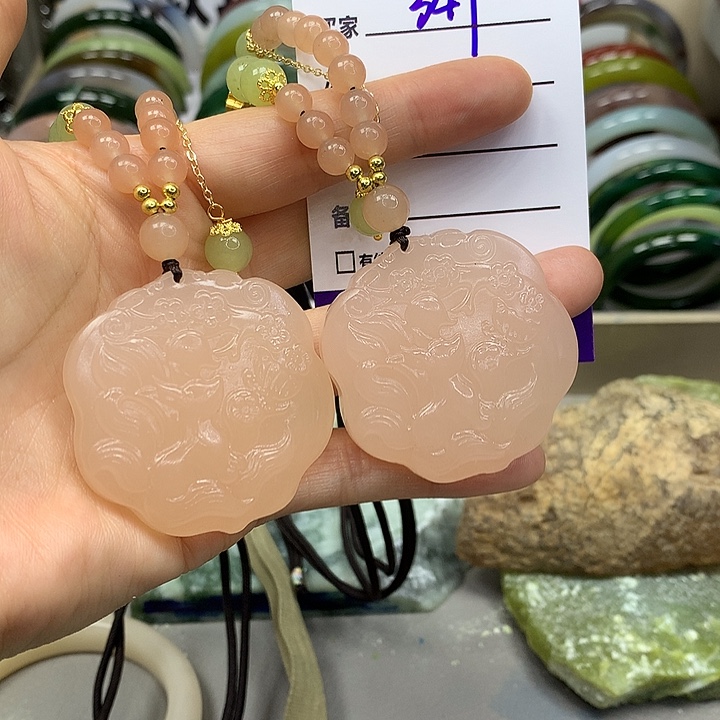 蛇纹石玉未镶嵌手镯多样性随机发其中之一