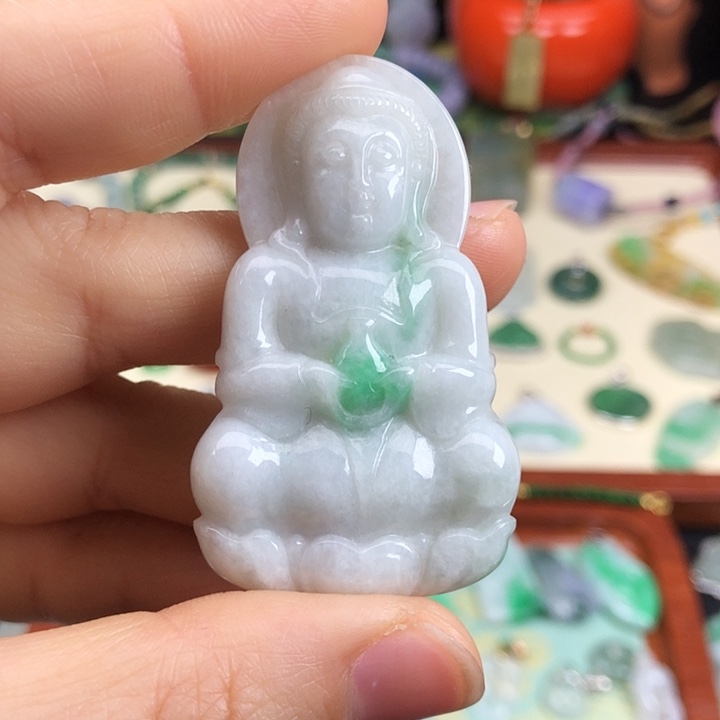 翡翠颈饰未镶嵌白底青观音