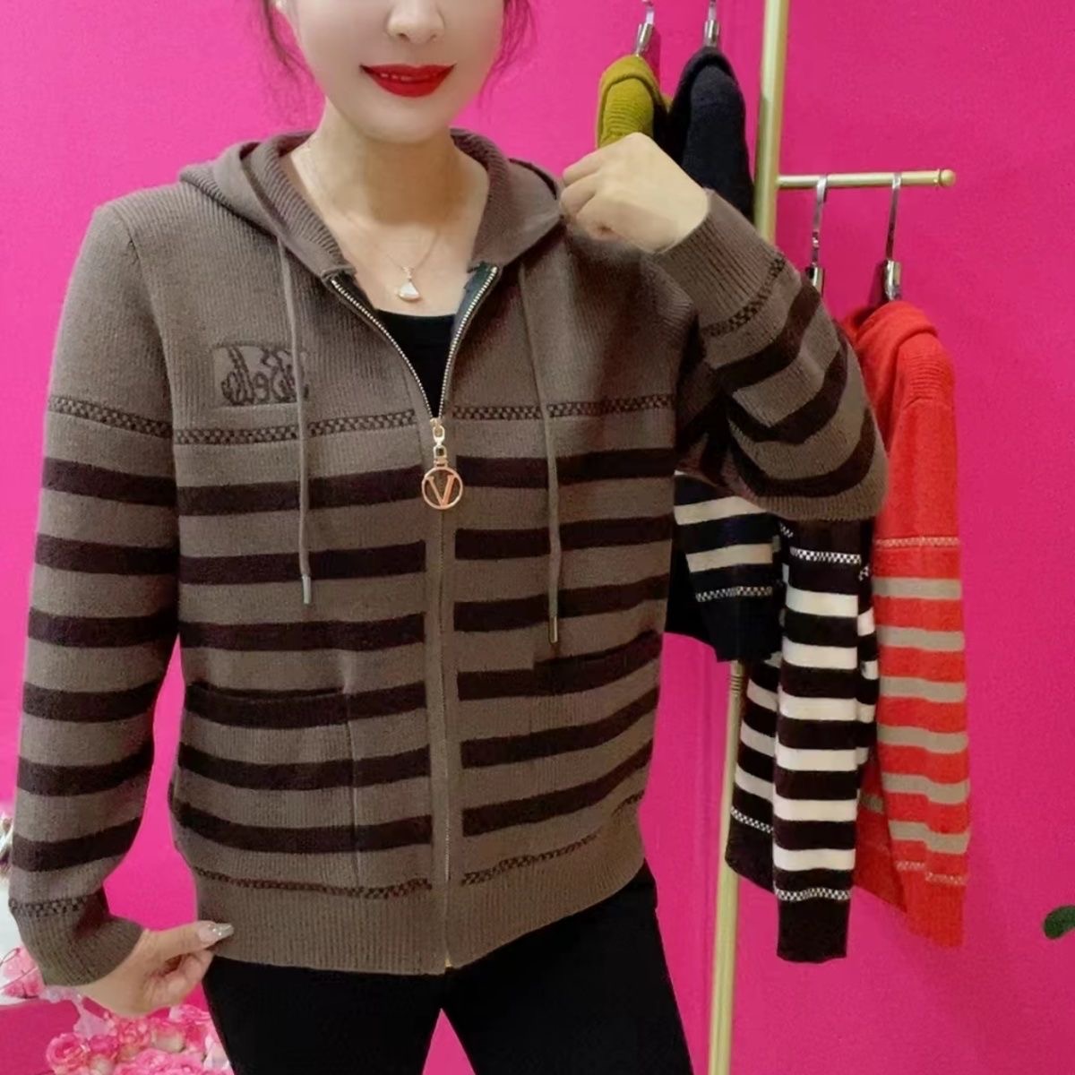 新款连帽条纹针织衫妈妈装休闲开衫宽松拉链洋气外套女弹力好