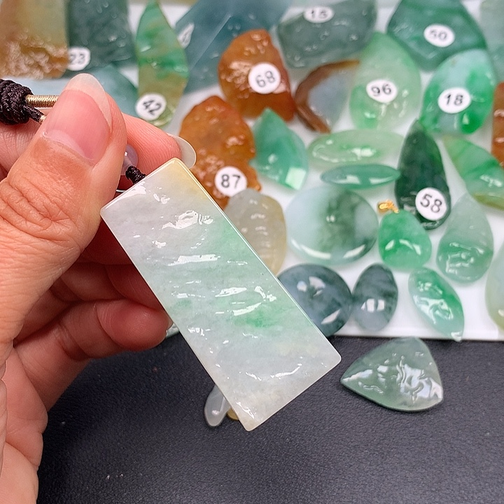 翡翠未镶嵌颈饰随型