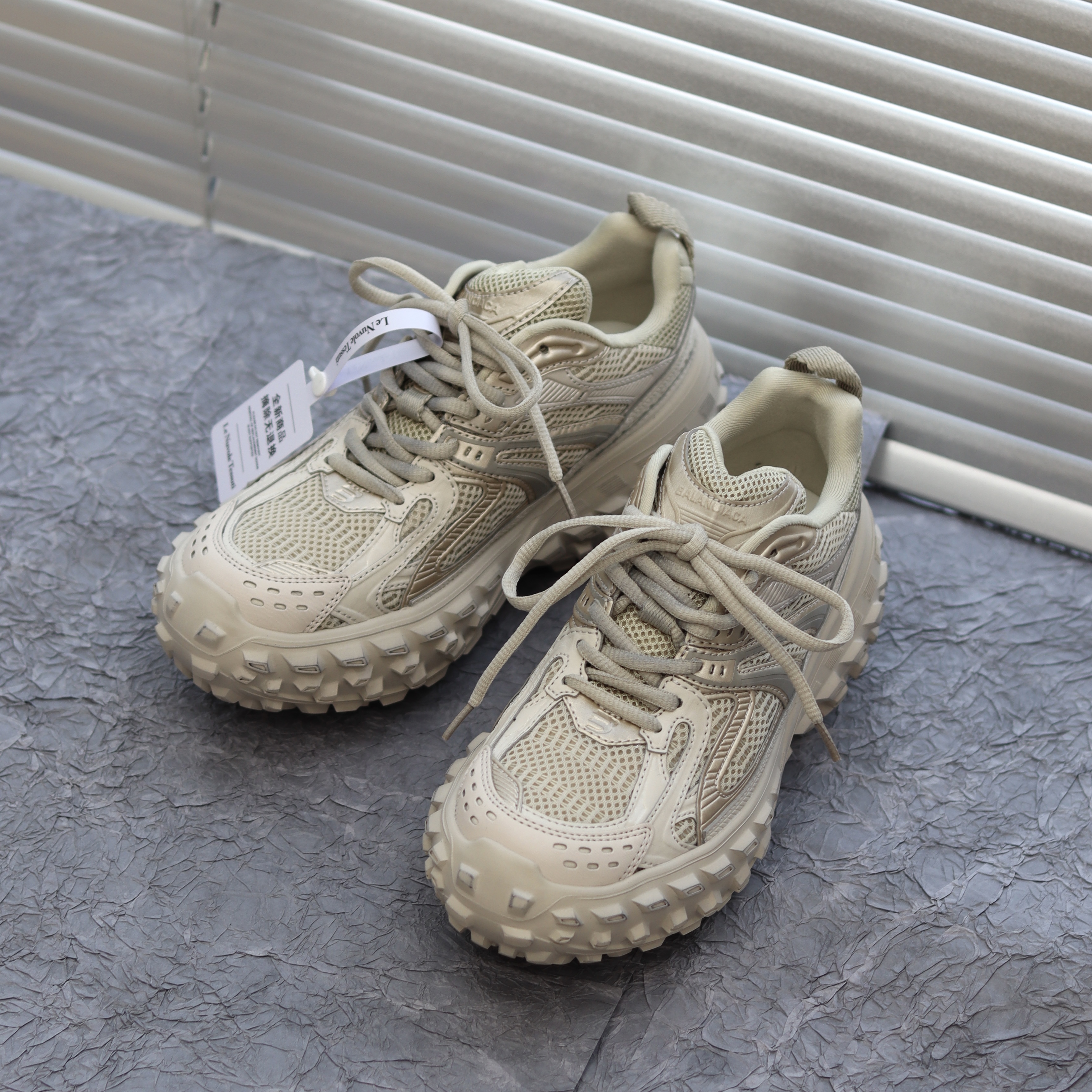 欧洲站女鞋2025新款真厚底增高老爹鞋女榴莲底网面透气休闲鞋潮