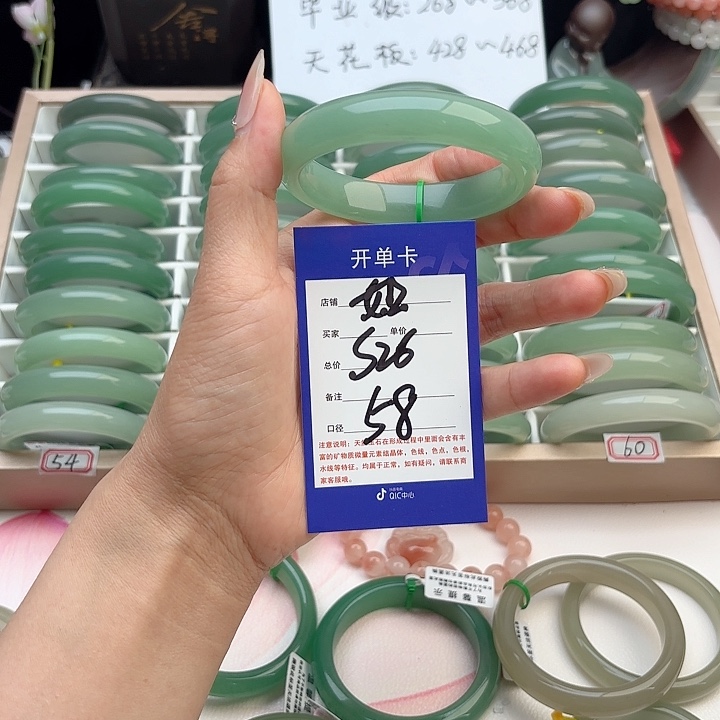 柠***醋石英质玉手镯未镶嵌
