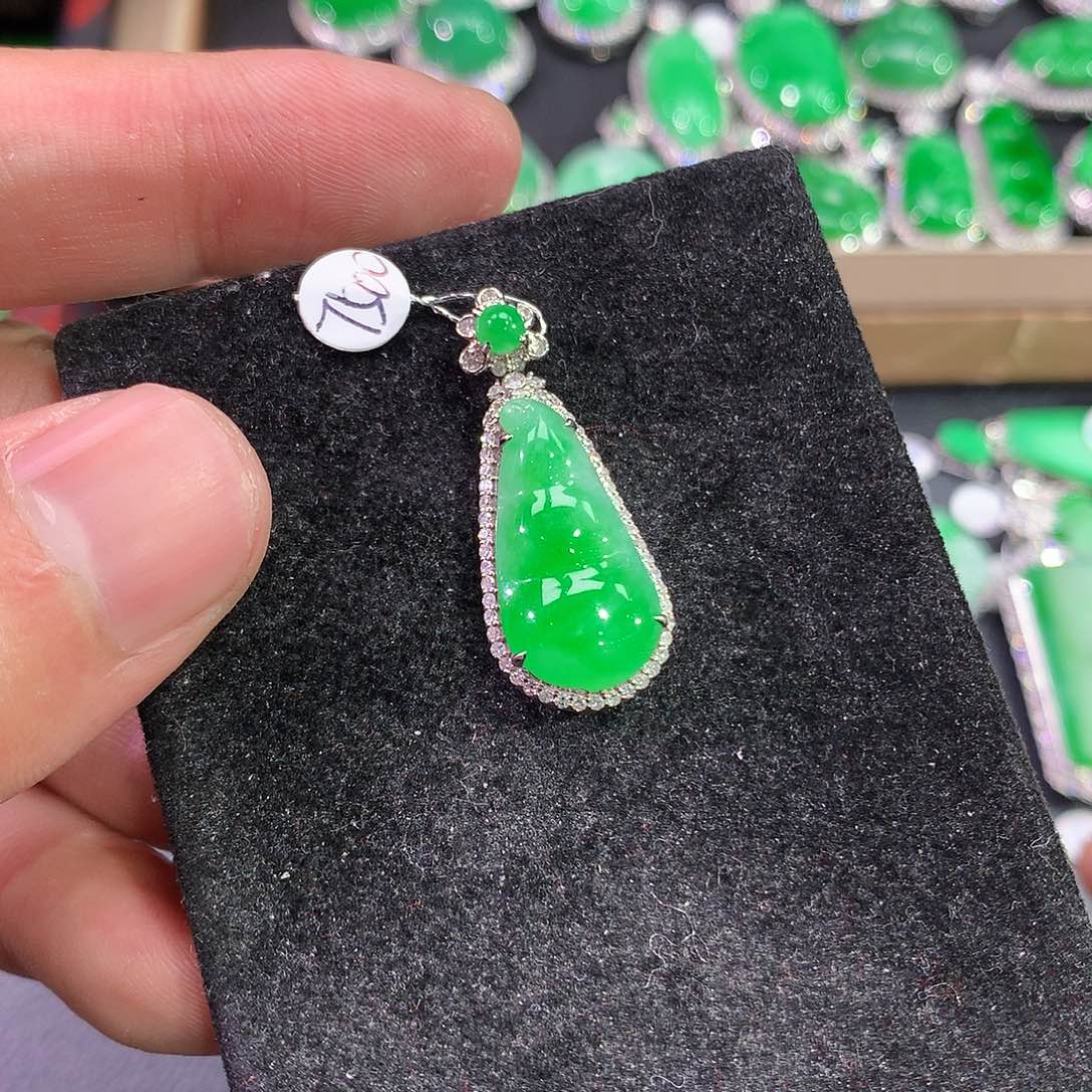 翡翠吊坠(赠链)18K金镶嵌