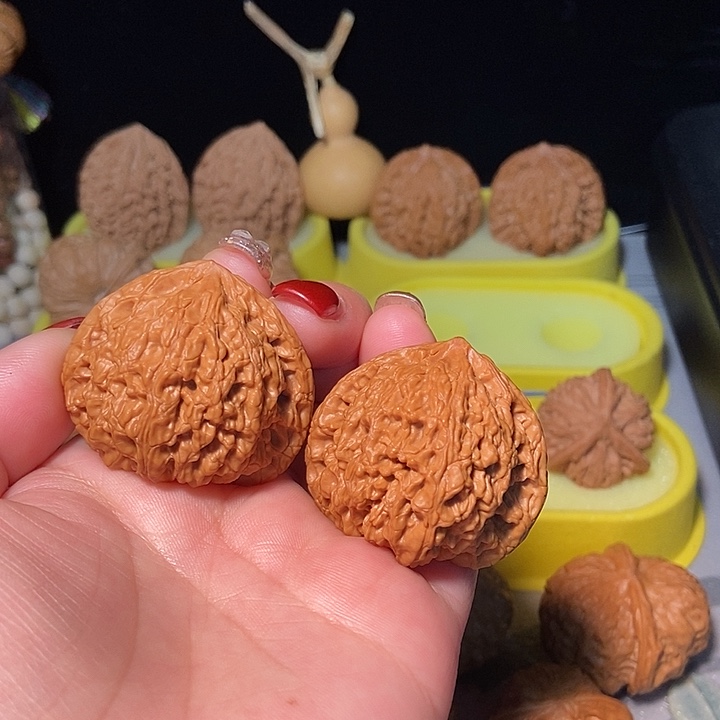 文玩核桃吊坠虎头王