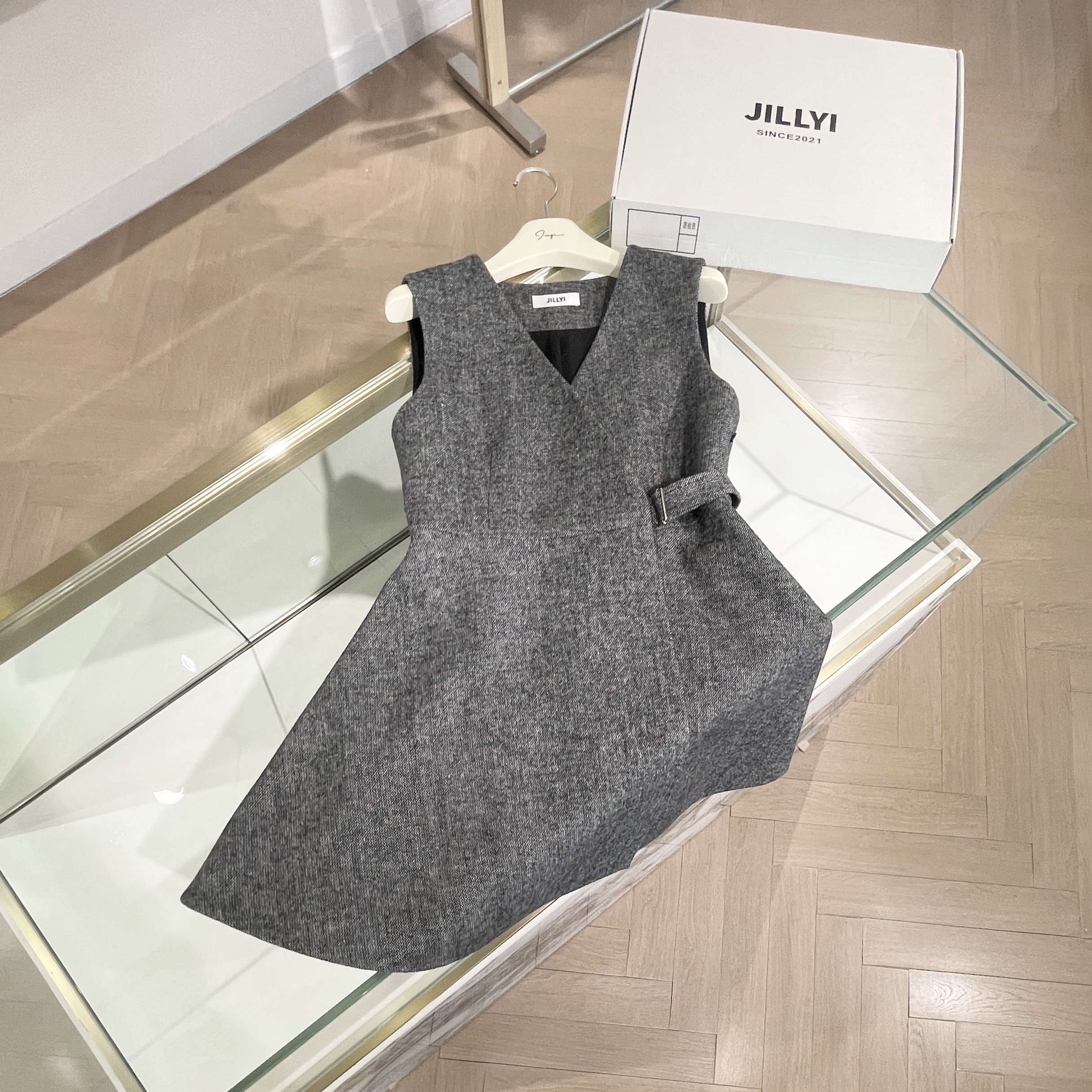 JILLYI珠海店【浅灰讯息】灰色V领腰间侧绑带时尚气质连衣裙秋季无