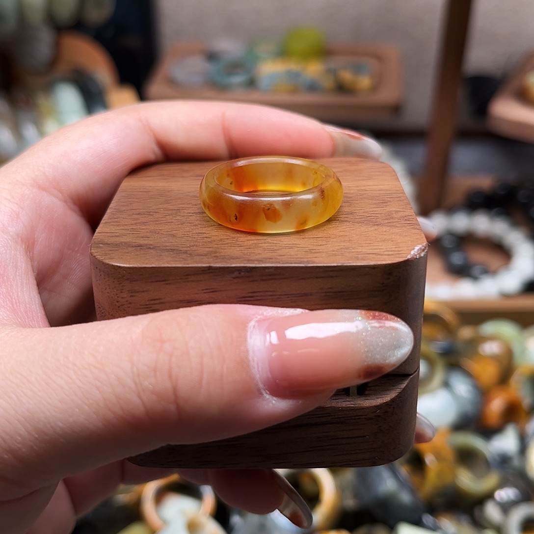 蛇纹石玉未镶嵌戒指18.3有瑕